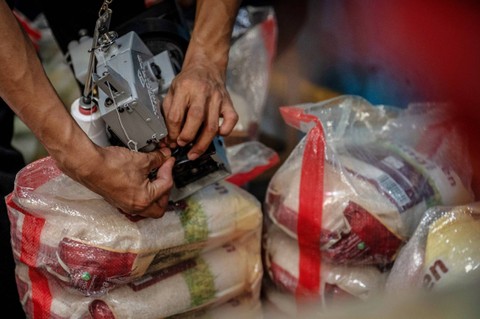 Pekerja mengemas produk beras premium di Gudang RPC Food Station Tjipinang Jaya, Jakarta, Rabu (21/2/2024). Foto: Bayu Pratama S/ANTARA FOTO