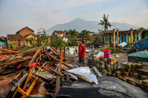 Warga berdiri di antara puing rumah yang hancur akibat angin puting beliung di Desa Sukadana, Kabupaten Sumedang, Jawa Barat, Kamis (22/2/2024). Foto: Raisan Al Farisi/ANTARA FOTO