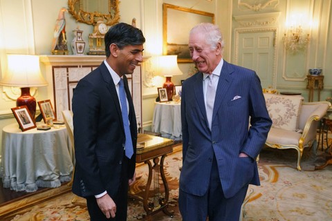 Raja Inggris Charles III (kanan) berbicara dengan Perdana Menteri Inggris Rishi Sunak di Istana Buckingham, di pusat kota London, pada 21 Februari 2024. Foto: Jonathan Brady / POOL / AFP