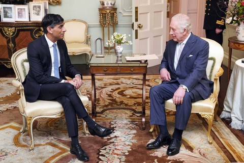 Raja Inggris Charles III (kanan) berbicara dengan Perdana Menteri Inggris Rishi Sunak di Istana Buckingham, di pusat kota London, pada 21 Februari 2024. Foto: Jonathan Brady / POOL / AFP
