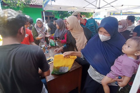 Warga antre untuk membeli beras saat kegiatan gerakan pangan murah di Kelurahan Pabuaran, Bogor, Kamis (22/2/2024). Foto: kumparan