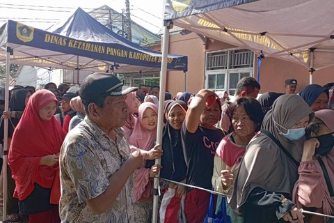 Warga antre untuk membeli beras saat kegiatan gerakan pangan murah di Kelurahan Pabuaran, Bogor, Kamis (22/2/2024). Foto: kumparan