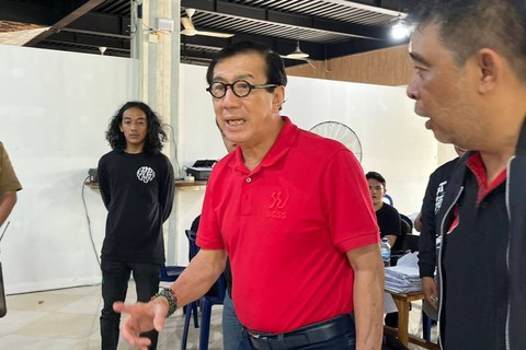 Yasonna Laoly saat meninjau perhitungan suara di Rumah Hitung BPSN PDIP  Medan di Kota Medan, Kamis (22/2/2024). Foto: Tri Vosa/kumparan