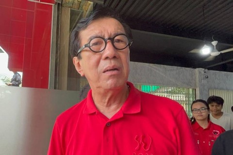 Yasonna Laoly saat meninjau perhitungan suara di Rumah Hitung BPSN PDIP  Medan di Kota Medan, Kamis (22/2/2024). Foto: Tri Vosa/kumparan