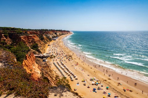 Pantai Praia da Falesia di Algarve, Portugal Foto: Shutterstock