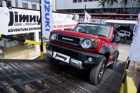 Suzuki Jimny offroad di trek khusus di IIMS 2024. Foto: Aditya Pratama Niagara/kumparan