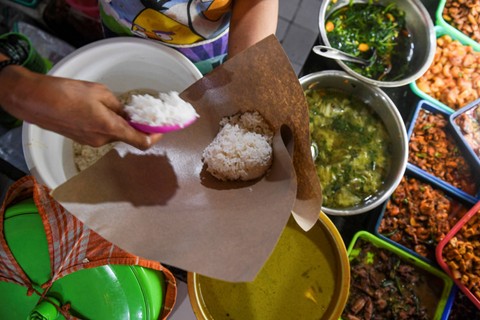 Pedagang warteg menyiapkan nasi untuk calon pembeli di Jakarta, Kamis (22/2/2024). Foto: Muhammad Adimaja/Antara Foto