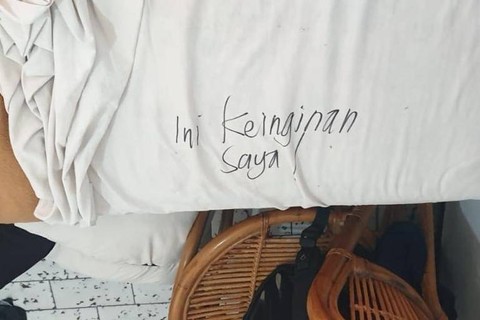 Tulisan di lokasi Andre (32), pria asal Bandar Lampung, ditemukan tewas terbungkus kain dan tubuhnya terlilit lakban hitam di kamar hotel di kawasan wisata Puncak, Jawa Barat, Kamis (22/2/2024). Foto: Dok. Istimewa