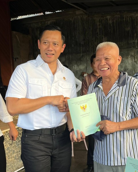 Menteri ATR/BPN  Agus Harimurti Yudhoyono (AHY) menyerahkan sertifikat tanah dan meninjau pelayanan pertanahan di Kota Manado, Kamis (22/2/2024). Foto: Kementerian ATR/BPN
