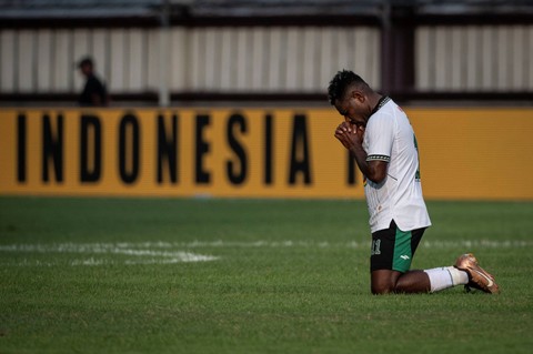 Pemain PSS Sleman Cawor berdoa usai laga lanjutan BRI Liga 1 antara Bhayangkara FC melawan PSS Sleman di Stadion PTIK, Jakarta, Kamis (22/2/2024). Foto: Aprillio Akbar/ANTARA FOTO