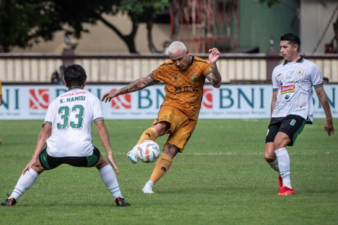 Pemain Bhayangkara FC Radja Nainggolan (tengah) berusaha melewati hadangan pemain PSS Sleman K Hamisi (kiri) dan Vizcarra (kanan) dalam laga lanjutan BRI Liga 1 di Stadion PTIK, Jakarta, Kamis (22/2/2024). Foto: Aprillio Akbar/ANTARA FOTO
