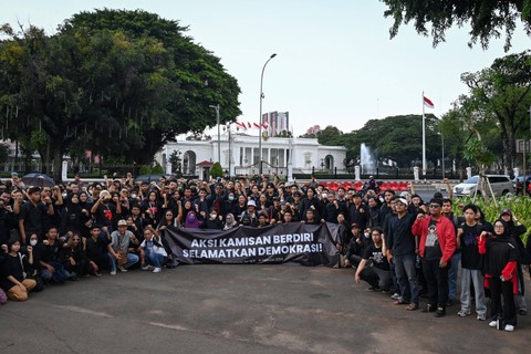 Sejumlah aktivis Jaringan Solidaritas Korban untuk Keadilan turut serta dalam Aksi Kamisan ke-806 di seberang Istana Merdeka, Jakarta, Kamis (22/2/2024). Foto: Aditya Pradana Putra/Antara Foto