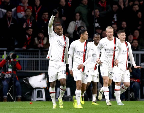 Rafael Leao (kiri) berselebrasi dengan rekan setimnya saat Stade Rennes vs AC Milan dalam laga playoff leg 2 Liga Europa 2023/24 di Stadion Roazhon Park, Prancis, pada Jumat (23/2) dini hari WIB. Foto: REUTERS/Stephanie Lecocq
