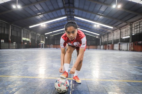 Kapten Timnas Wanita Indonesia era 2018-2022, Ade Mustikiana, saat disambangi di tempat latihan PON DKI Jakarta, Tifosi Sport Center, Jakarta Timur, pada 17 Januari 2024. Foto: Iqbal Firdaus/kumparan