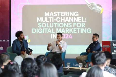 Head of Video kumparan, Dede Rohali (kanan) dan Country Media Lead Youtube Indonesia, Fajar Kertapradhana (tengah) memberikan pemaparan pada acara kumparan Academy-Digital Marketing Edition di Jakarta, Jumat (23/2/2024). Foto: Aditia Noviansyah/kumparan