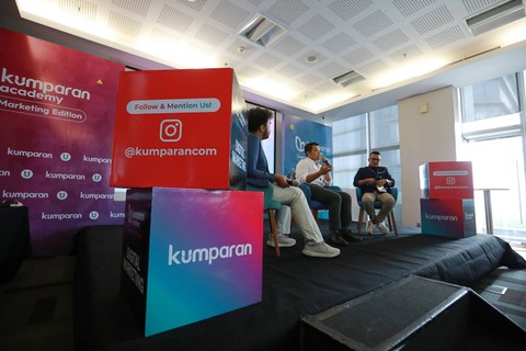 Head of Video kumparan, Dede Rohali (kanan) dan Country Media Lead Youtube Indonesia, Fajar Kertapradhana (tengah) memberikan pemaparan pada acara kumparan Academy-Digital Marketing Edition di Jakarta, Jumat (23/2/2024). Foto: Aditia Noviansyah/kumparan