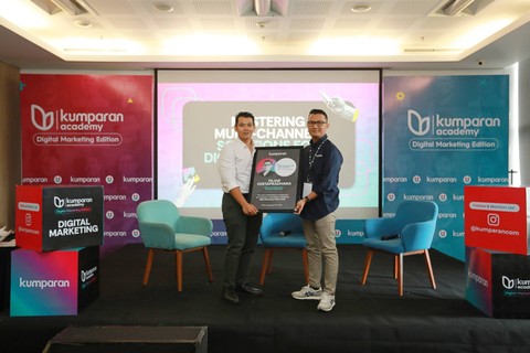 Head of Video kumparan, Dede Rohali (kanan) memberikan cindera mata kepada Country Media Lead Youtube Indonesia, Fajar Kertapradhana pada acara kumparan Academy-Digital Marketing Edition di Jakarta, Jumat (23/2/2024). Foto: Aditia Noviansyah/kumparan