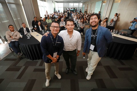 Head of Video kumparan, Dede Rohali dan Country Media Lead Youtube Indonesia, Fajar Kertapradhana foto bersama pada acara kumparan Academy-Digital Marketing Edition di Jakarta, Jumat (23/2/2024). Foto: Aditia Noviansyah/kumparan