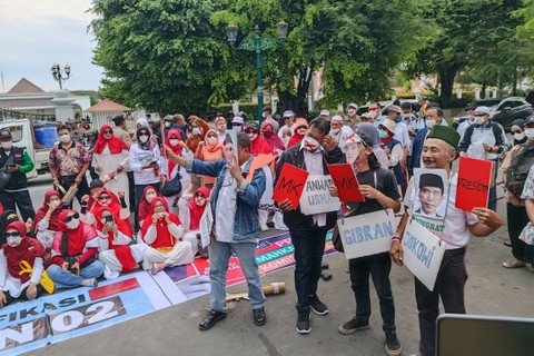 Massa yang tergabung dalam Aliansi Rakyat Melawan Kecurangan menggelar aksi di depan Gedung Agung atau Istana Kepresidenan Yogyakarta, Jumat (23/2/2024). Foto: Arfiansyah Panji Purnandaru/kumparan