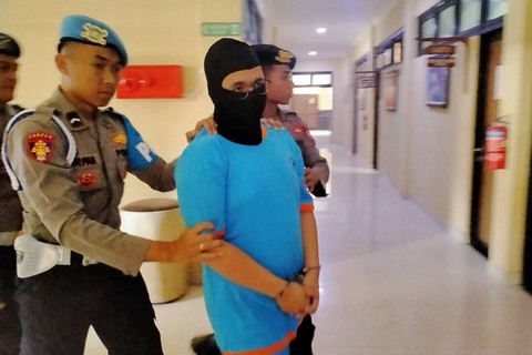 Tersangka YD (24) saat digiring polisi ke sel tahanan Mapolres Cianjur, Jawa Barat, Jumat (23/2/2024). Foto: kumparan