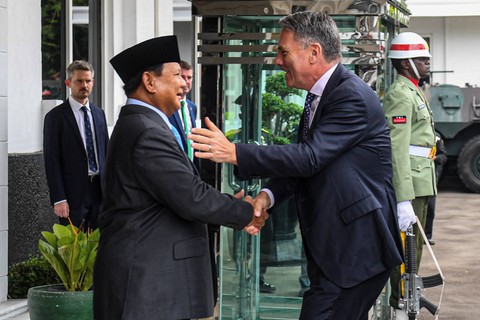 Menhan Prabowo Subianto (kiri) menyambut kedatangan Menhan sekaligus Wakil PM Australia Richard Marles (kanan) di kantor Kementerian Pertahanan, Jakarta, Jumat (23/2/2024). Foto: Muhammad Adimaja/ANTARA FOTO