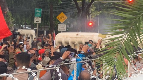 Masa aksi unjuk rasa memaksa masuk ke lingkungan KPU RI dan langsung dihadang oleh aparat Kepolisian pada Jumat (23/2/2024). Foto: Luthfi Humam/kumparan
