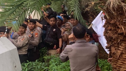 Masa aksi unjuk rasa memaksa masuk ke lingkungan KPU RI dan langsung dihadang oleh aparat Kepolisian pada Jumat (23/2/2024). Foto: Luthfi Humam/kumparan
