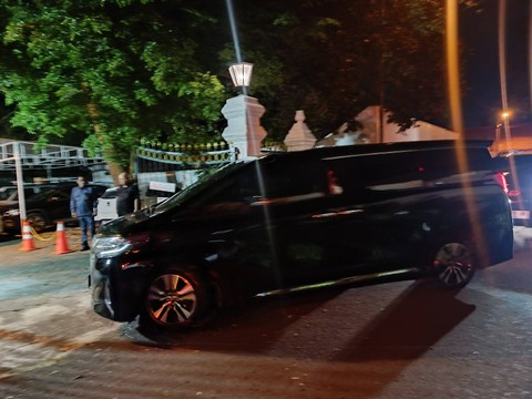 Menko Polhukam, Hadi Tjahjanto, bertemu Gubernur DIY yang juga Raja Keraton Yogyakarta Sri Sultan Hamengku Buwono X di Keraton Kilen Ngayogyakarta Hadiningrat, Jumat (23/2) malam. Foto: Arfiansyah Panji/kumparan
