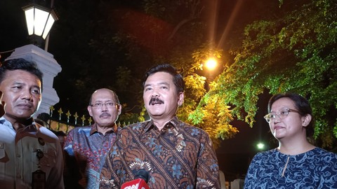 Menko Polhukam, Hadi Tjahjanto, sowan ke Gubernur DIY Sri Sultan Hamengku Buwono X di Keraton Kilen Ngayogyakarta Hadiningrat, Jumat (23/2/2024). Foto: Arfiansyah Panji Purnandaru/kumparan