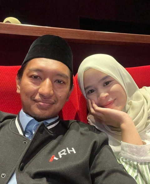 Komandan Tim Kampanye Nasional Pemilih Muda (TKN Fanta) Arief Rosyid Hasan (kiri) dan istrinya, Siti Zahra Aghnia. Foto: Instragram @ariefrosyid.id