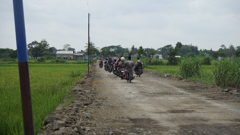 Jalan rusak akibat dilalui truk pengangkut tanah dari tambang ilegal di Prambanan, Sleman. Foto: Widi RH Pradana/Pandangan Jogja