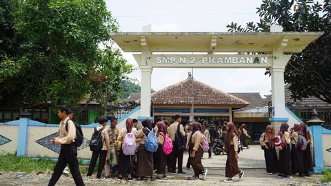 Siswa SMP Negeri 2 Prambanan saat pulang sekolah, Jumat (23/2). Foto: Widi RH Pradana/Pandangan Jogja