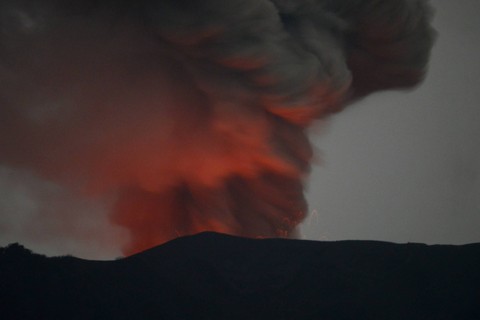Gunung Marapi mengeluarkan abu vulkanik dan batu pijar saat meletus terlihat dari Jorong Batang Silasiah, Nagari Bukik Batabuah, Agam, Sumatera Barat, Sabtu (24/2/2024) dini hari. Foto: Iggoy el Fitra/ANTARA FOTO