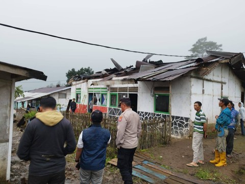Polisi saat mengecek rumah warga di Kertasari, Kabupaten Bandung, yang diterjang puting beliung pada Sabtu (24/2). Foto: Dok. Istimewa