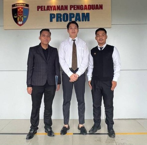 Tim pengacara wanita berinisial MR saat membuat laporan ke Propam Polda Sumsel. (ist)