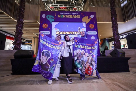 Para peserta foto bersama pada acara kumparan hangout Noraebang Special Edition BTS di The Park Pejaten, Sabtu 24 Februari 2024. Foto: Jamal Ramadhan/kumparan
