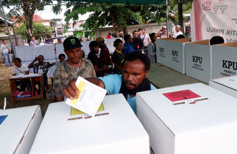 Warga memasukkan surat suara ke dalam kotak suara saat pemungutan suara ulang (PSU) Pemilu 2024 di TPS 18 Kelurahan Amban, Kecamatan Manokwari Barat, Manokwari, Papua Barat (24/2/2024). Foto: ANTARA FOTO/Chairil Indra