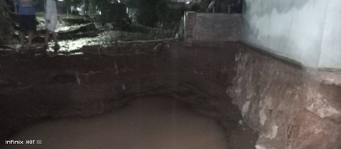 Tembok jebol akibat banjir yang melanda wilayah di Kemiling, Bandar Lampung. | Foto: ist