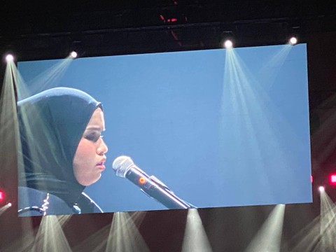 Putri Ariani buka konser Jonas Brothers di ICE BSD, Sabtu (24/2). Foto: Aprilandika Hendra/kumparan