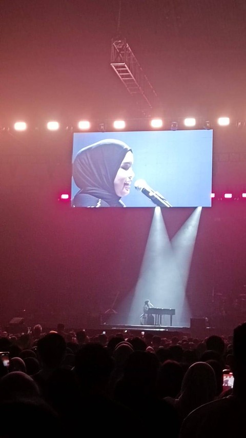 Putri Ariani buka konser Jonas Brothers di ICE BSD, Sabtu (24/2). Foto: Aprilandika Hendra/kumparan