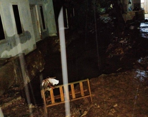 Jembatan rusak akibat banjir. | Foto: Ist