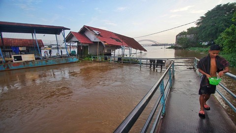 Intensitas debit air yang tinggi menjadi ancaman banjir bagi masyarakat urban kalam musim hujan di Palembang, Sabtu (24/2) Foto: ary priyanto/urban id