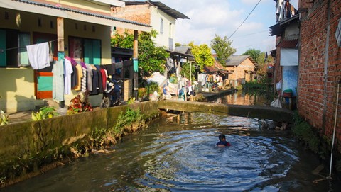 Ancaman banjir yang melanda kawasan urban di Palembang saat musim hujan, Sabtu (24/2) Foto: ary priyanto/urban id
