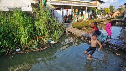 Anak-anak yang tinggal di kawasan Kelurahan Ilir Barat 1 Palembang yang setiap harinya memanfaatkan aliran sungai untuk mandi di tengah ancaman banjir di Palembang saat musim hujan, Sabtu (24/2) Foto: ary priyanto/urban id
