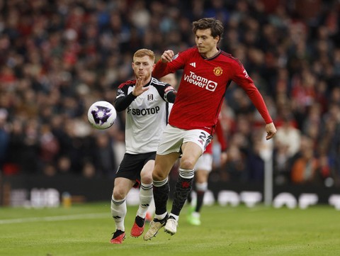 Victor Lindelof dari Manchester United berusa mengkontrol bola saat diganggu dari penjagaan Harrison dari Fulham di Old Trafford, Manchester, Inggris, (24/2). Foto: Reuters/Jason Cairnduff