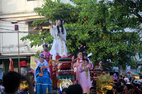 Parade kendaraan hias yang menampilkan sosok para dewa dan dewi di Perayaan Cap Go Meh 2024 Kota Manado, Sulawesi Utara. (Foto: febry kodongan/manadobacirita)