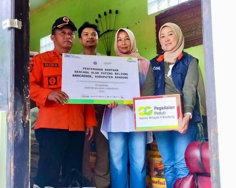 Pegadaian memberikan bantuan berupa paket sembako, pakaian, selimut, serta obat-obatan kepada korban terdampak angin kencang di Rancaekek, Jatinangor. Foto: dok. Pegadaian