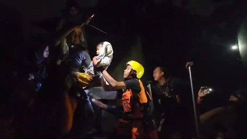 Tim SAR gabungan mengevakuasi seorang anak kecil yang terjebak banjir di Bandar Lampung. | Foto : Dok. Basarnas Lampung