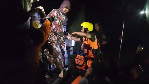 Momen tim SAR gabungan mengevakuasi warga yang terjebak banjir di Bandar Lampung. | Foto : Dok. Basarnas Lampung