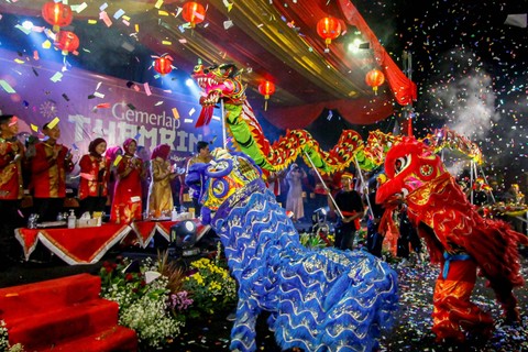 Sejumlah peserta menampilkan pertunjukan atraksi seni liang-liong dan barongsai saat parade perayaan Cap Go Meh di Bojonegoro, Jawa Timur, Sabtu (24/2/2024). Foto: Muhammad Mada/Antara Foto